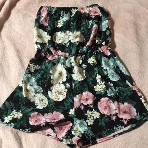 🌸 Super cute floral romper!